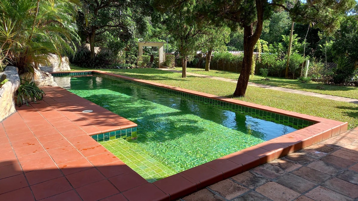 令人惊叹的游泳池和花园别墅