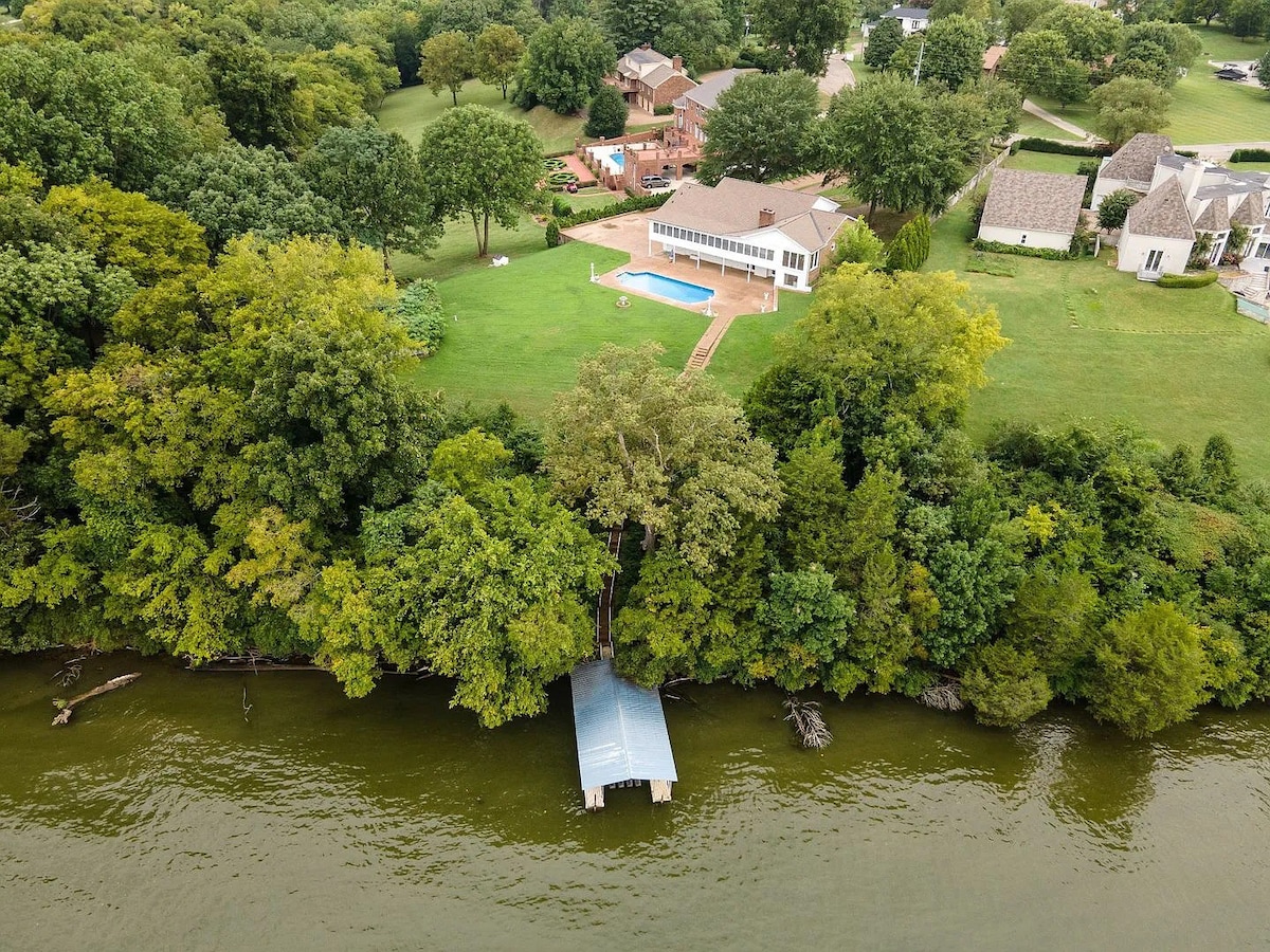 On the Water! Hot tub/Pool/Pedal Boat/Games!