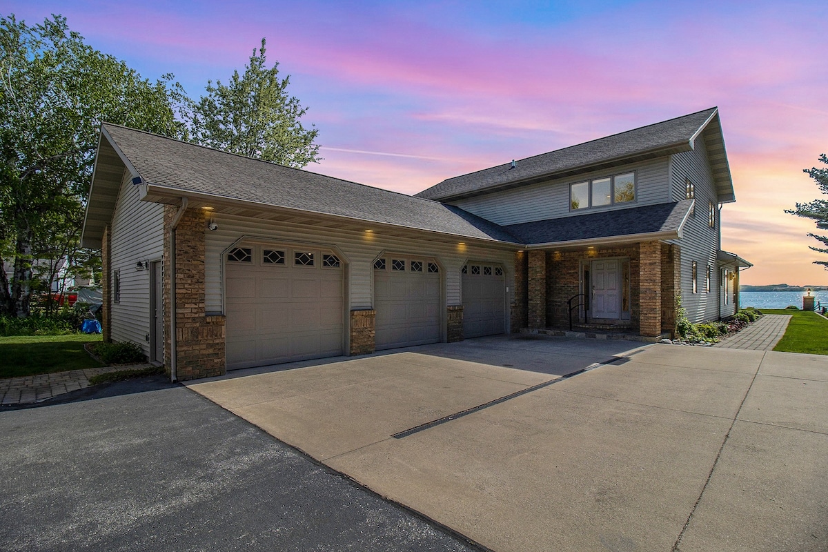 Upscale Lakefront Oasis: Dock, Dune Views, Firepit