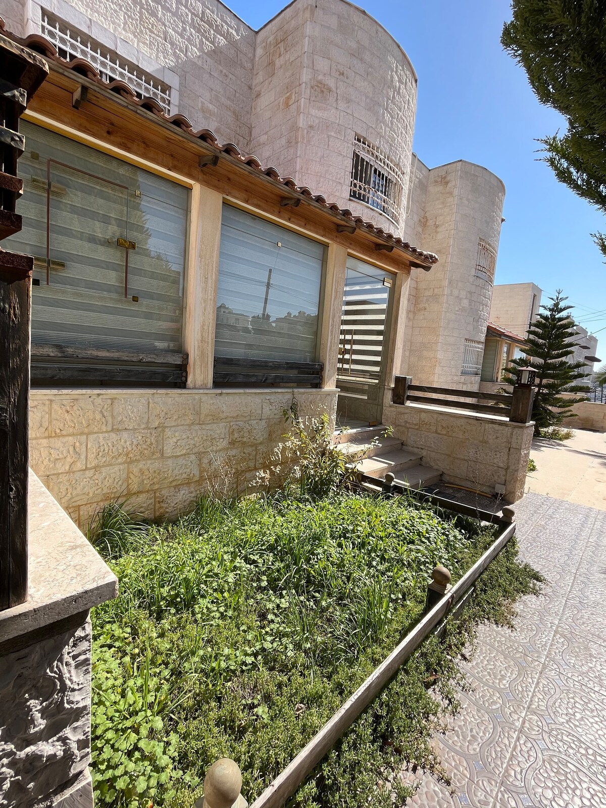 Cozy 3 bedrooms shared villa with spacious areas.