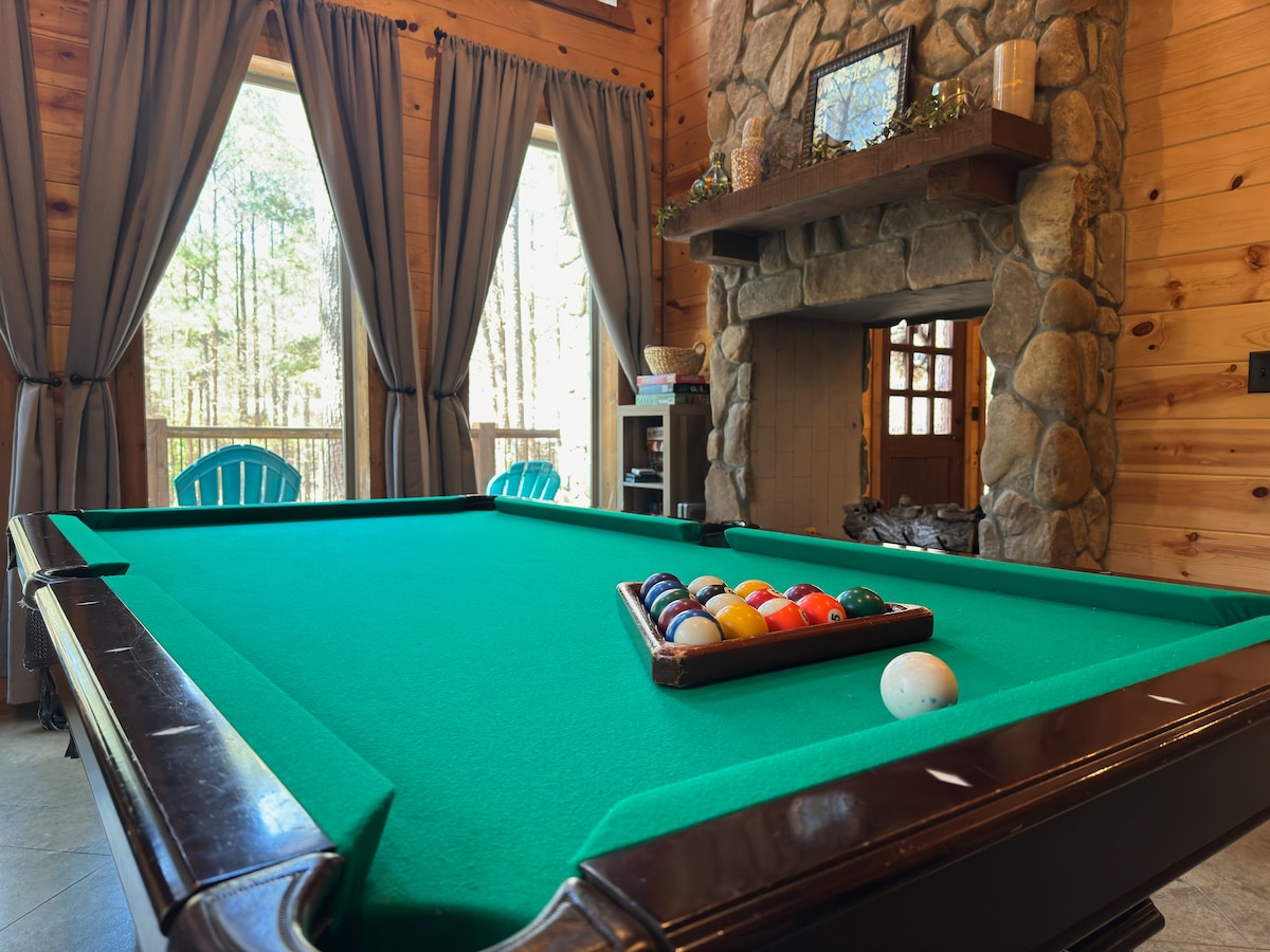 Central Location l HotTub l Pool Table l King Bed