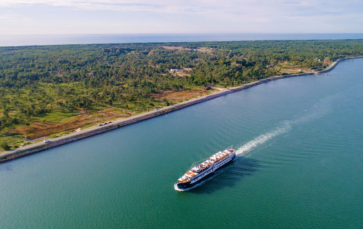 Costa do Sal Boat Lounge Hotel