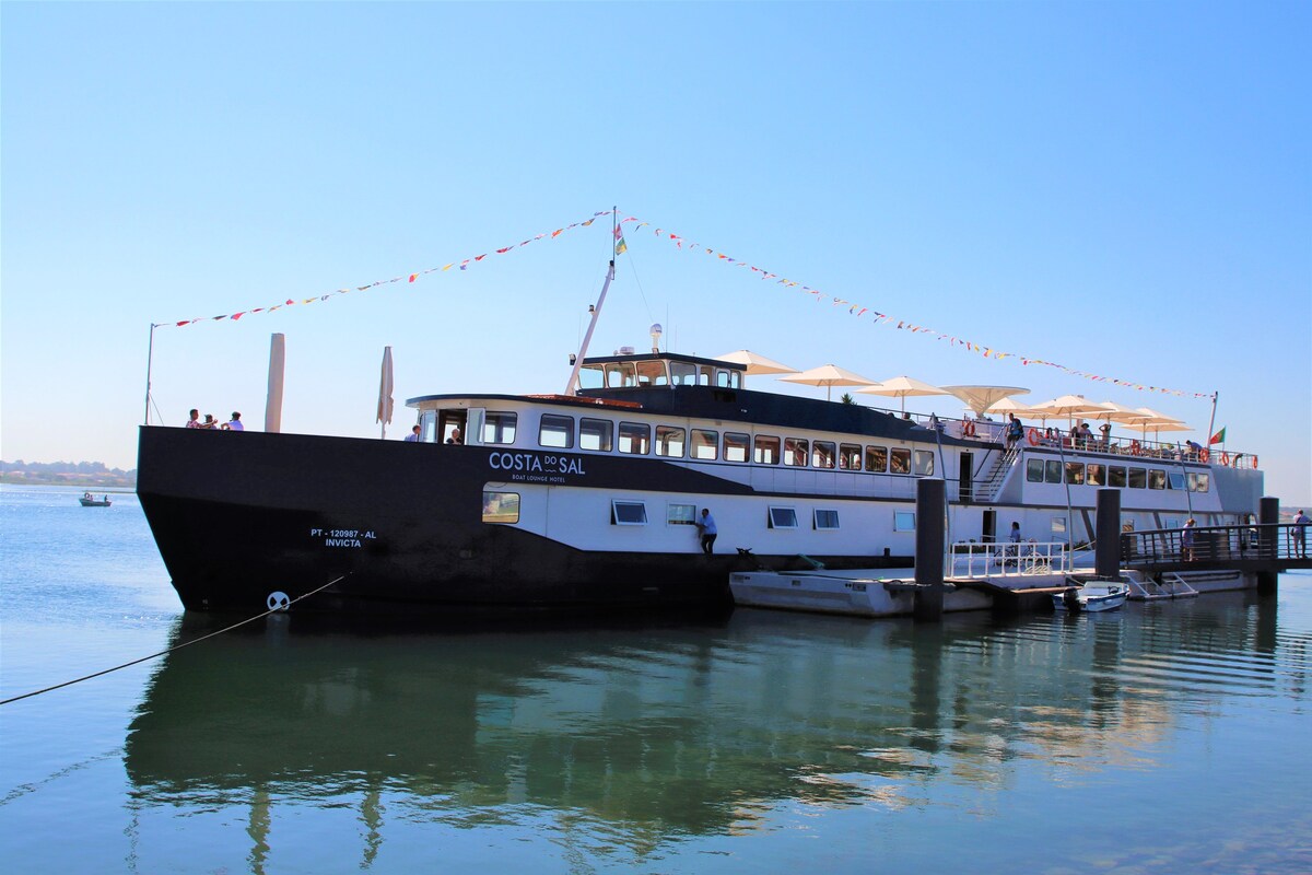 Costa do Sal Boat Lounge Hotel