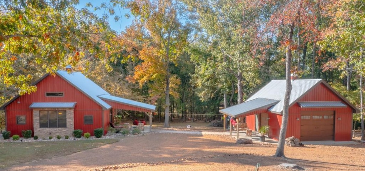 Tranquil Red Cabin on Kentucky Lake