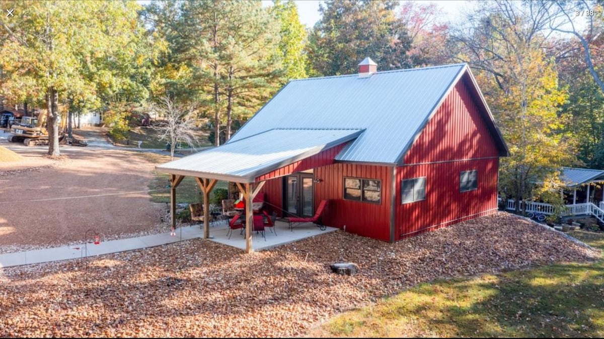 Tranquil Red Cabin on Kentucky Lake