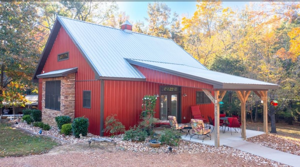 Tranquil Red Cabin on Kentucky Lake