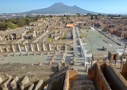 Pompei center life atmosphere