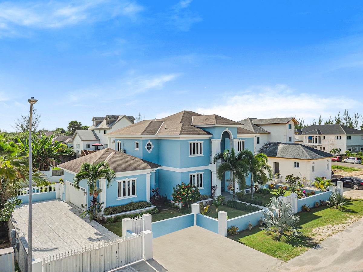 Blu Diamond Luxury Family Home, YourTranquil Oasis