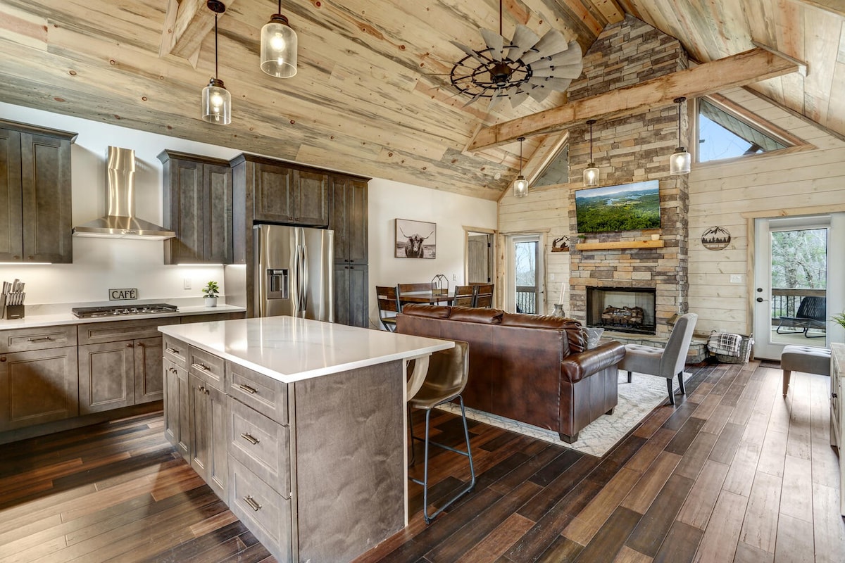 Newly Built, Rustic Retreat Farmhouse Cabin