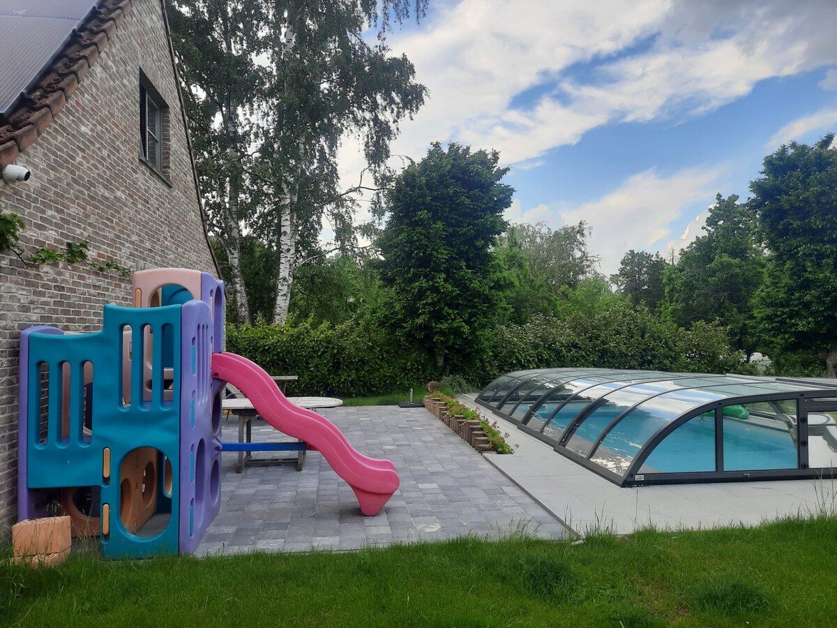 Rustgevend huis in Nismes met verwarmd zwembad