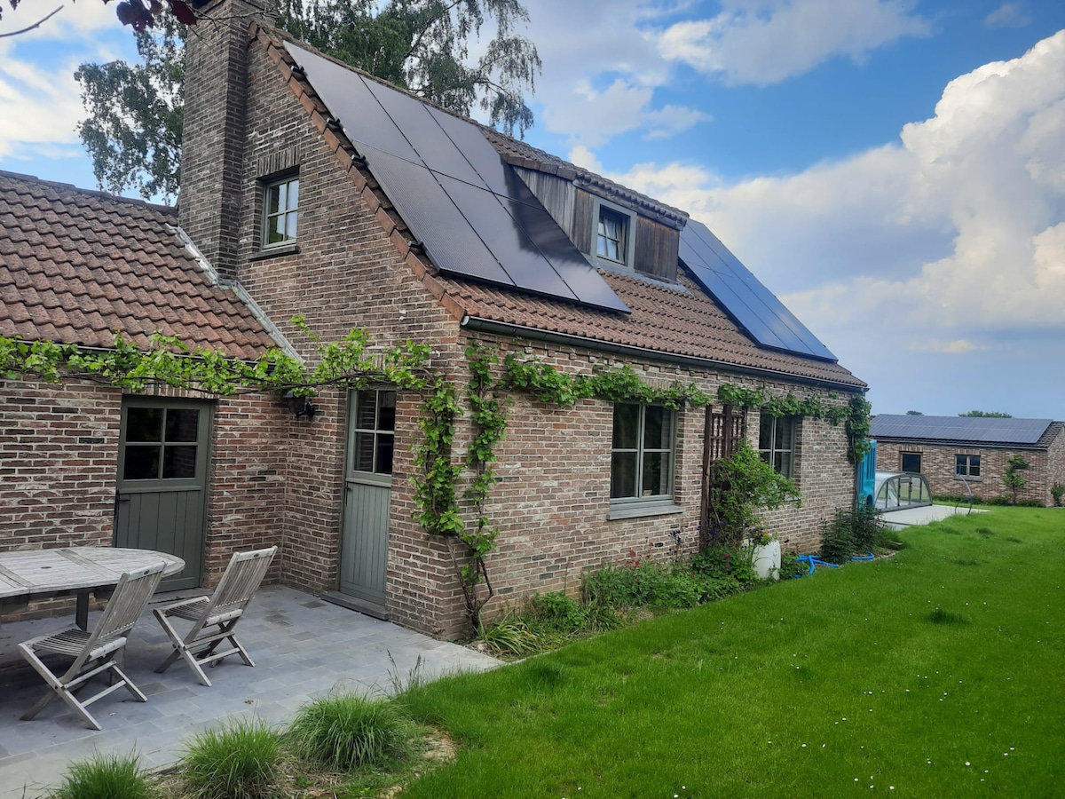 Rustgevend huis in Nismes met verwarmd zwembad