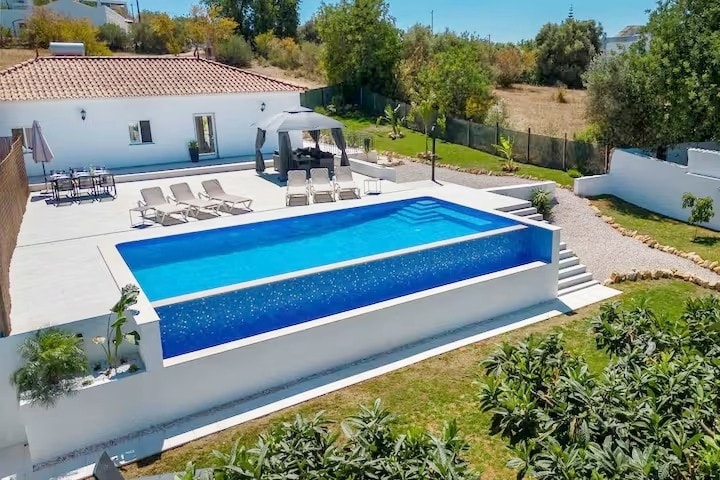 Emella Villa, Heated Infinity Pool,  Air Con Wi-Fi