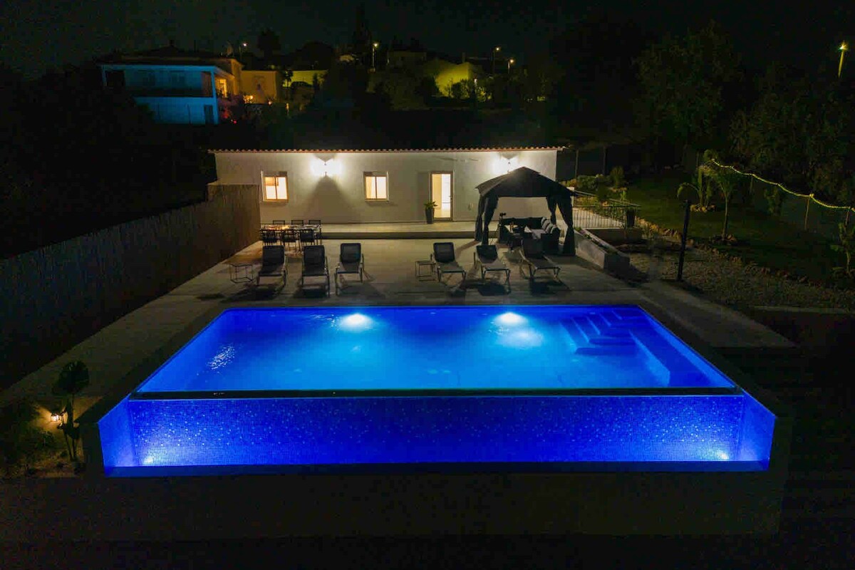 Emella Villa, Heated Infinity Pool,  Air Con Wi-Fi