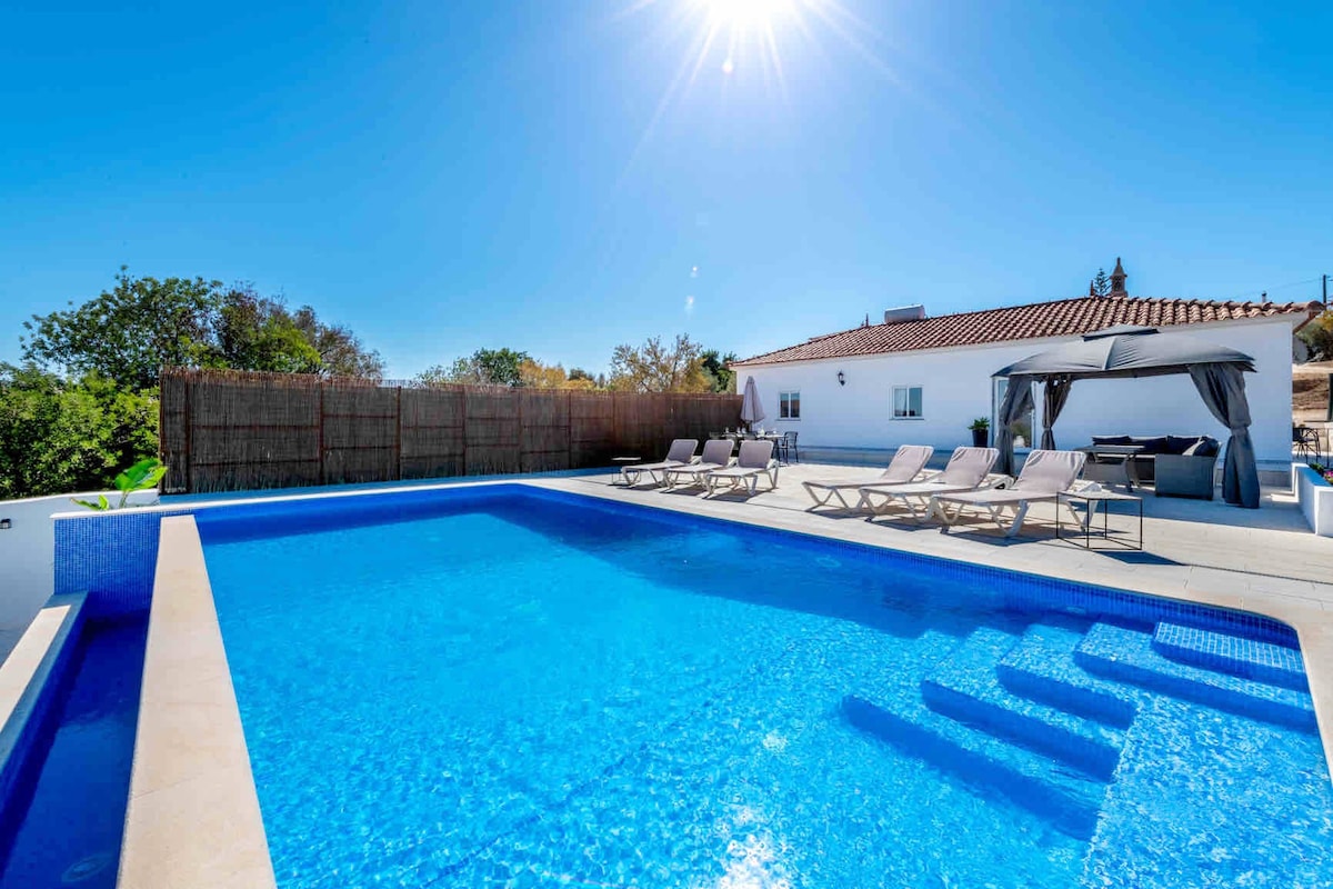 Emella Villa, Heated Infinity Pool,  Air Con Wi-Fi