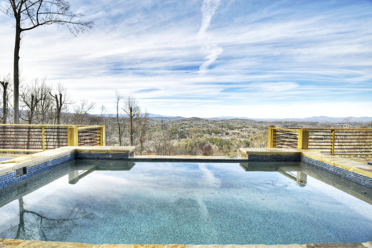 Panoramic views. Heated Pool & Hot Tub. Sleeps 16