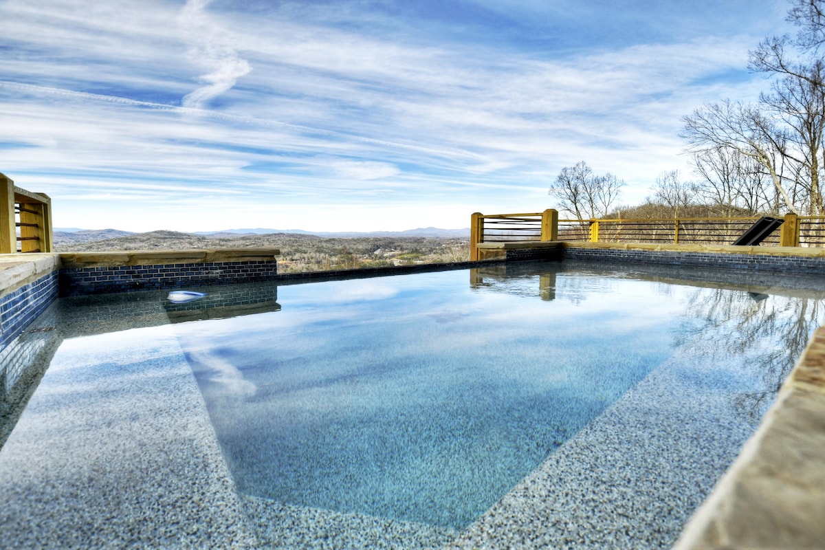 Panoramic views. Heated Pool & Hot Tub. Sleeps 16