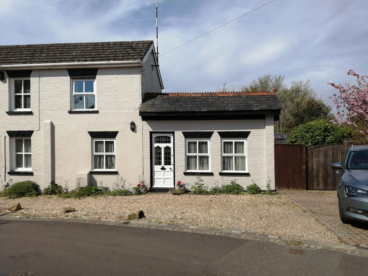 Self-contained annex in New Forest village.