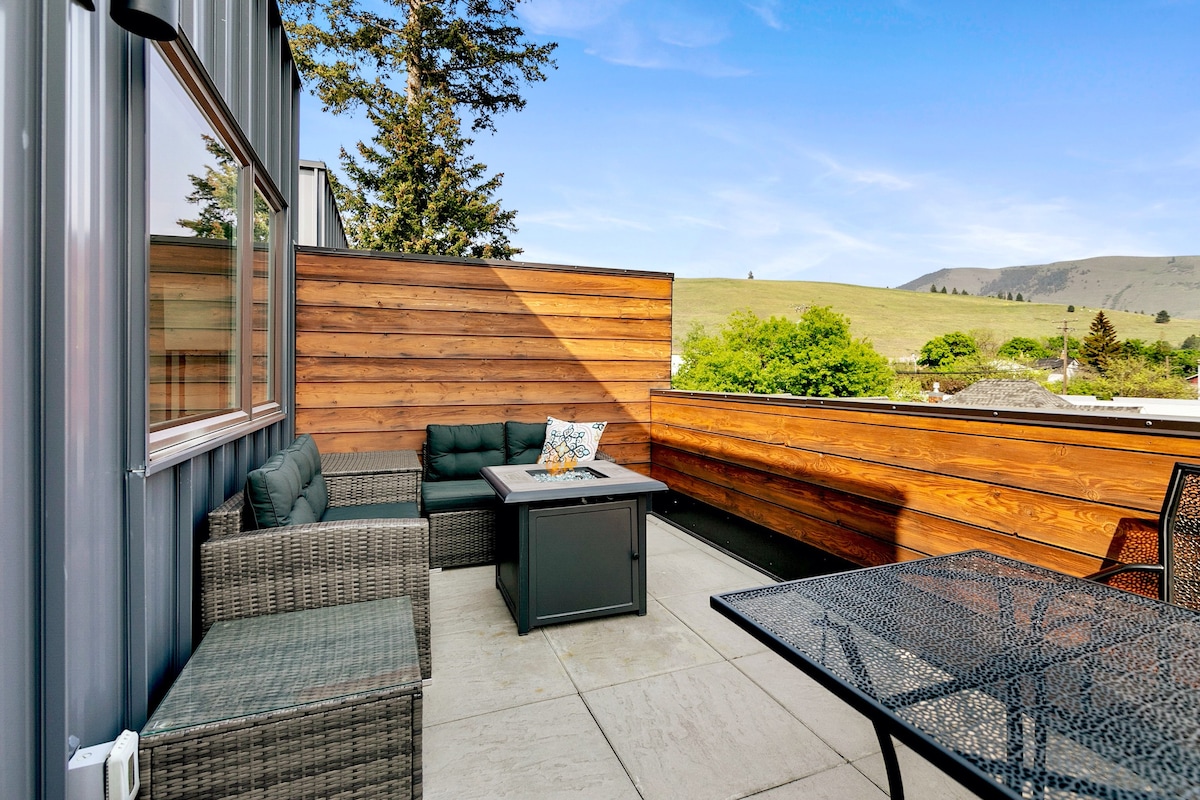 Hot Tub and Rooftop Patio - Walk to Downtown!