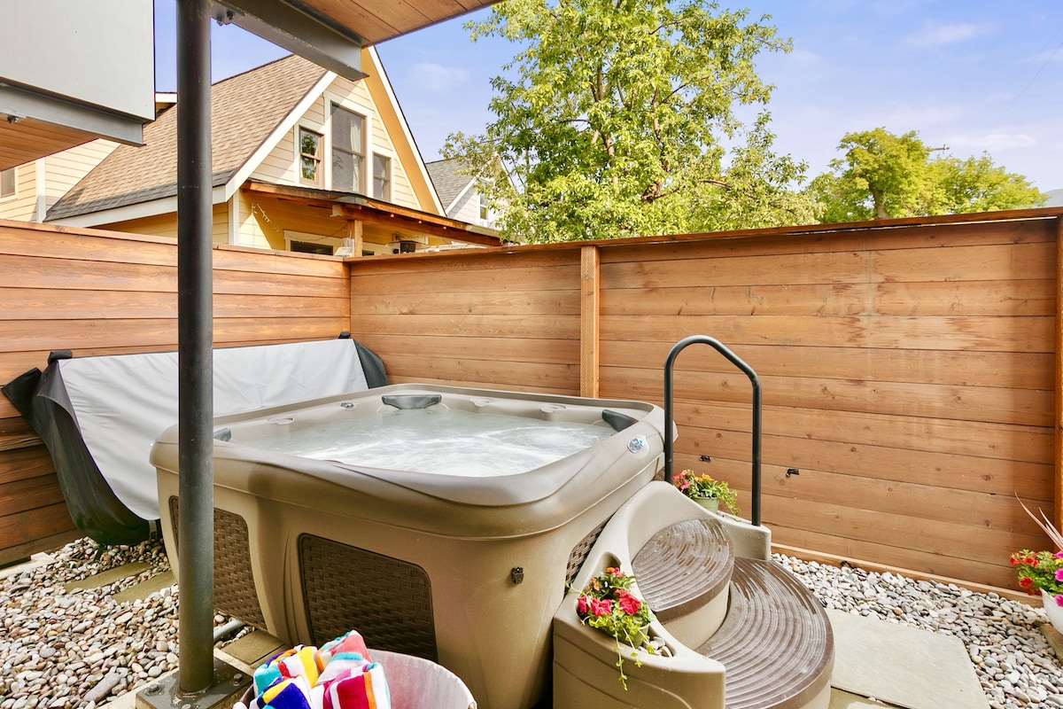 Hot Tub and Rooftop Patio - Walk to Downtown!