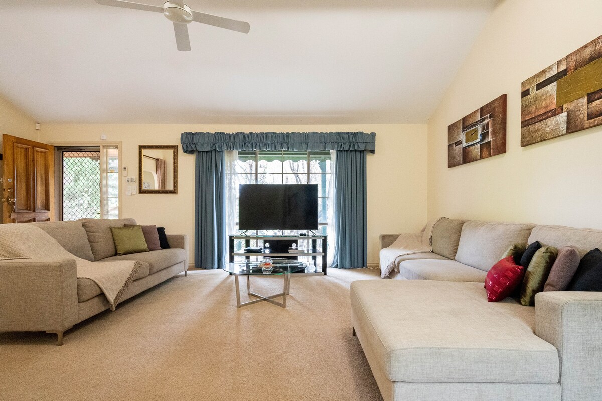 Spacious 4-bedroom family home in Narre Warren