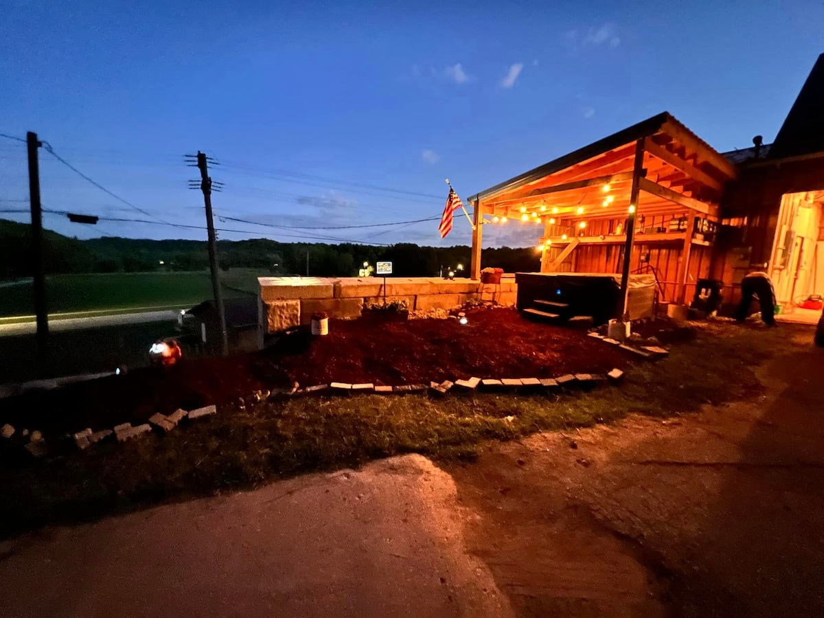 Cabin on the Bluff with Hottub