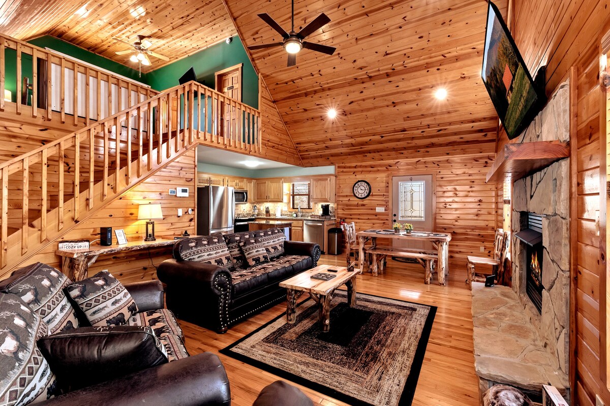 Relaxing Cabin-Fireplace-Hot Tub-Game Room-Pets OK