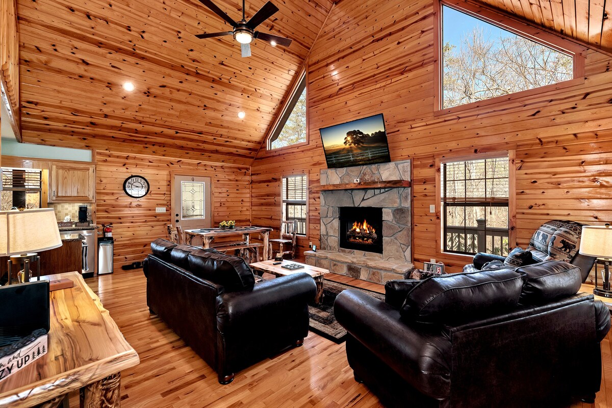 Relaxing Cabin-Fireplace-Hot Tub-Game Room-Pets OK