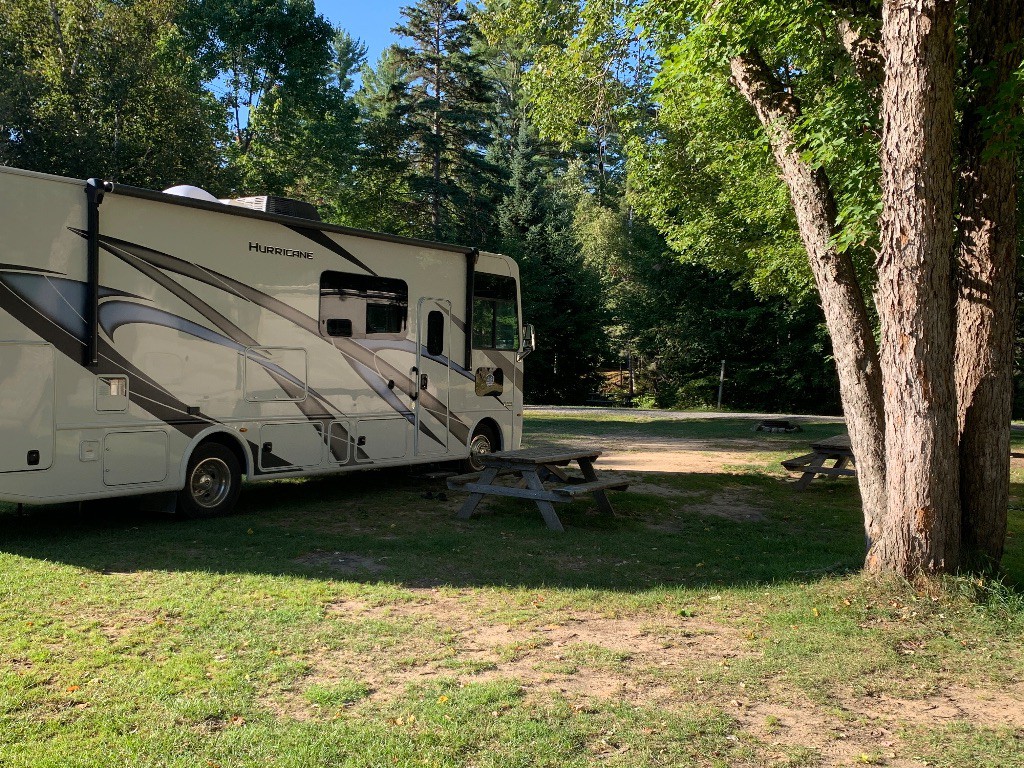 Muskoka RV site under the trees (HL/D9)