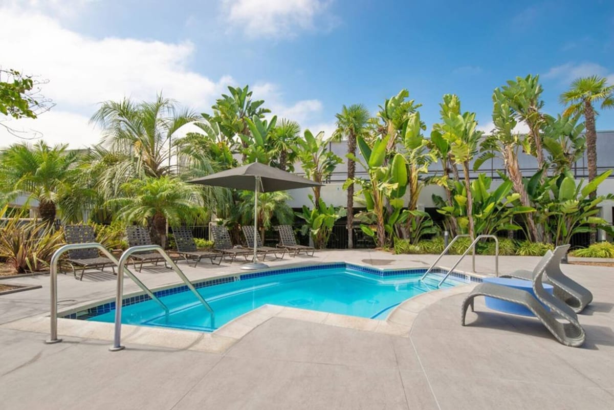 Luxurious Newport Beach Getaway with Pool