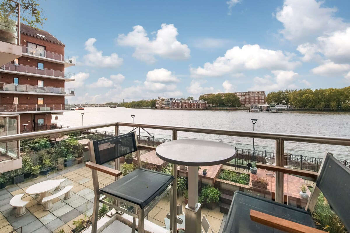 Bedroom + private bathroom in Battersea Nine Elms