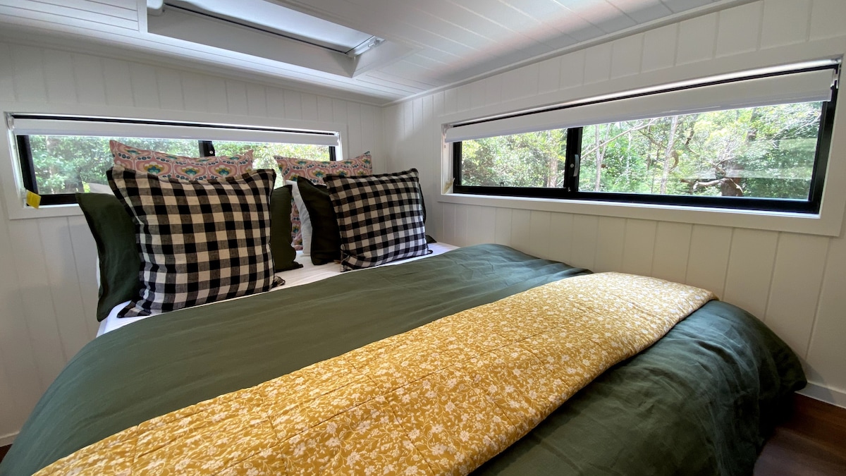 Ikigai - tiny home, swimming pool clawfoot bathtub