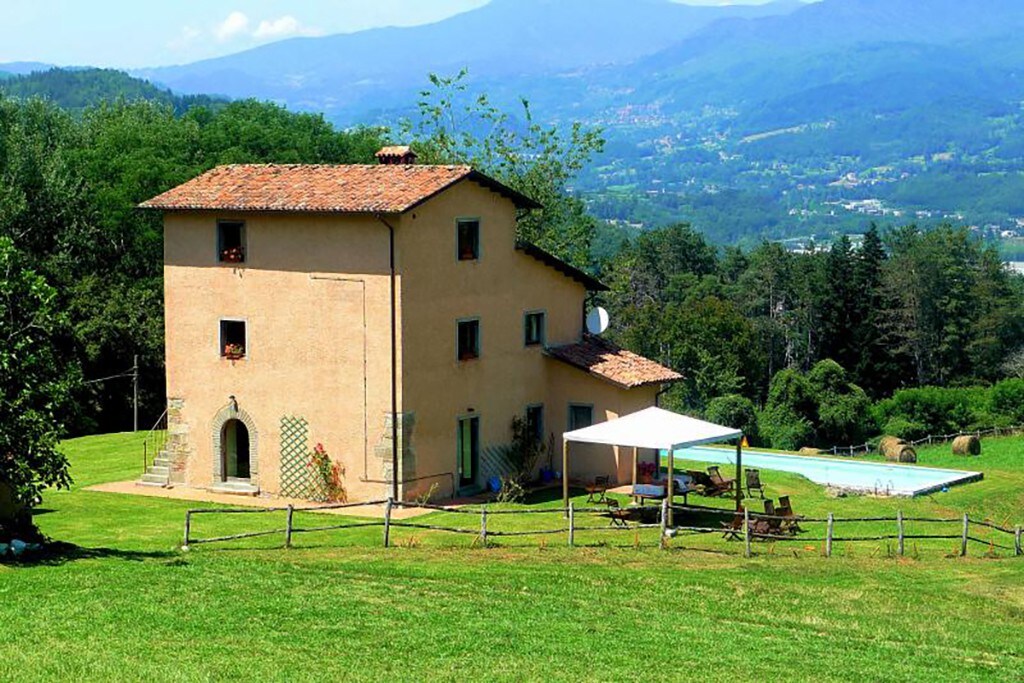 Tuscan villa, walk to restaurant