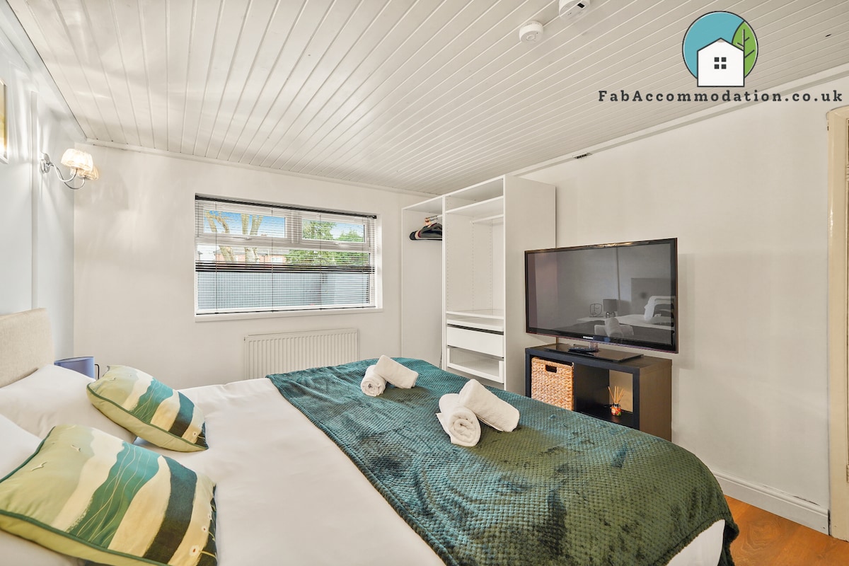 Private 2Bed-Parking & Garden-By FabAccommodation