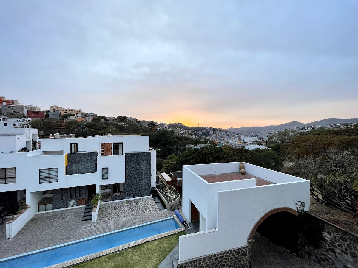 ¡Encantadora casa nueva en el centro! + terraza