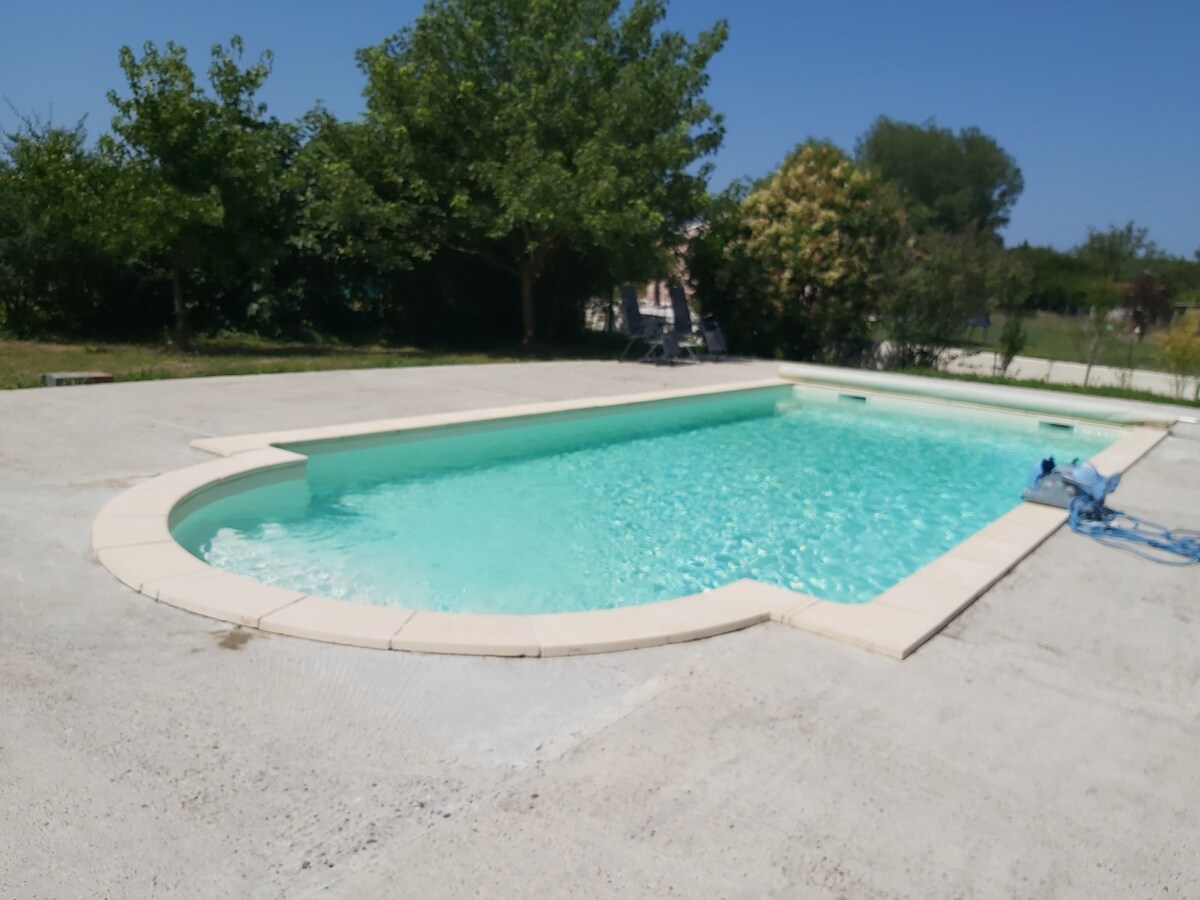Maison avec piscine sur terrasse et grand terrain