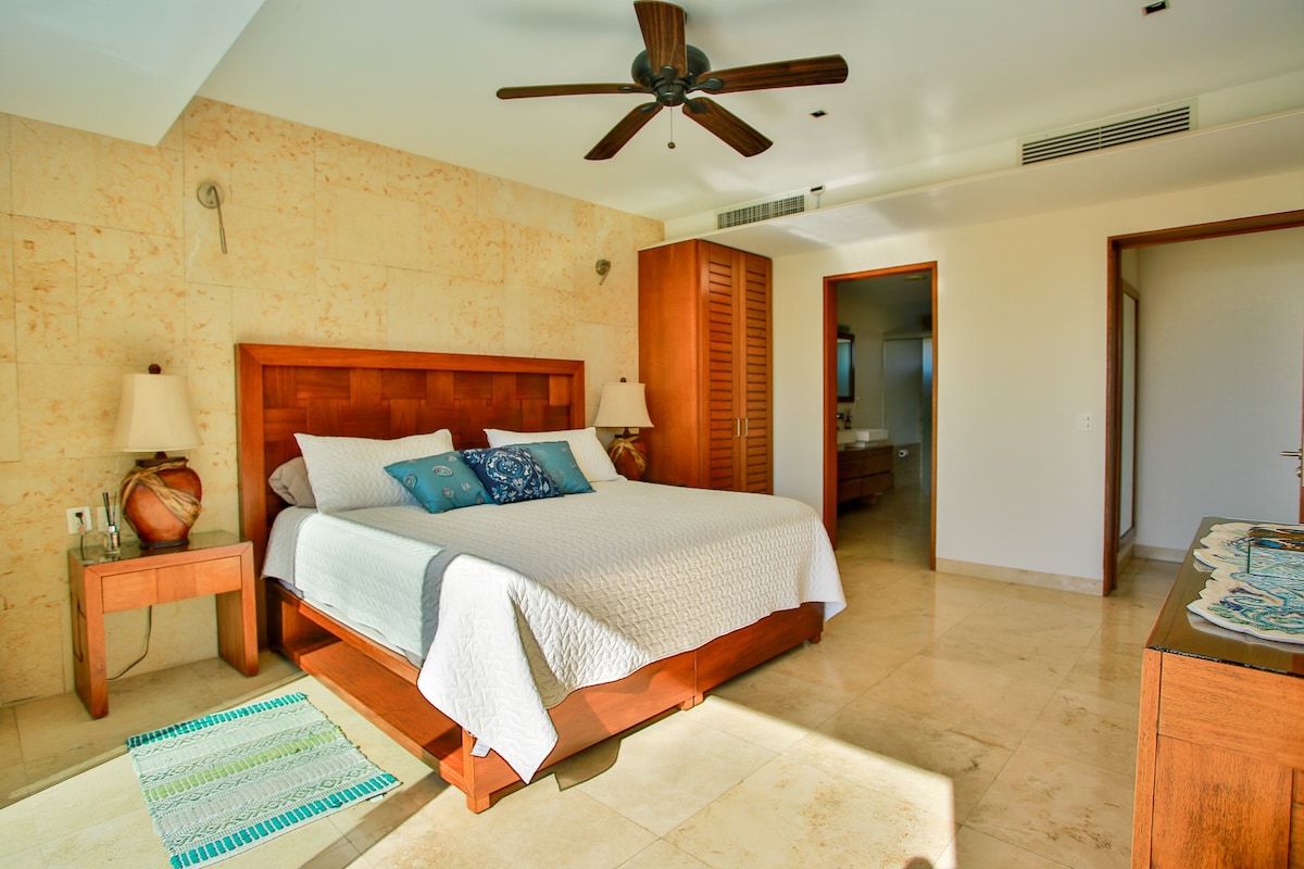 Luxury Cosmo Condo- Beach Access, pool, Sleeps 6!