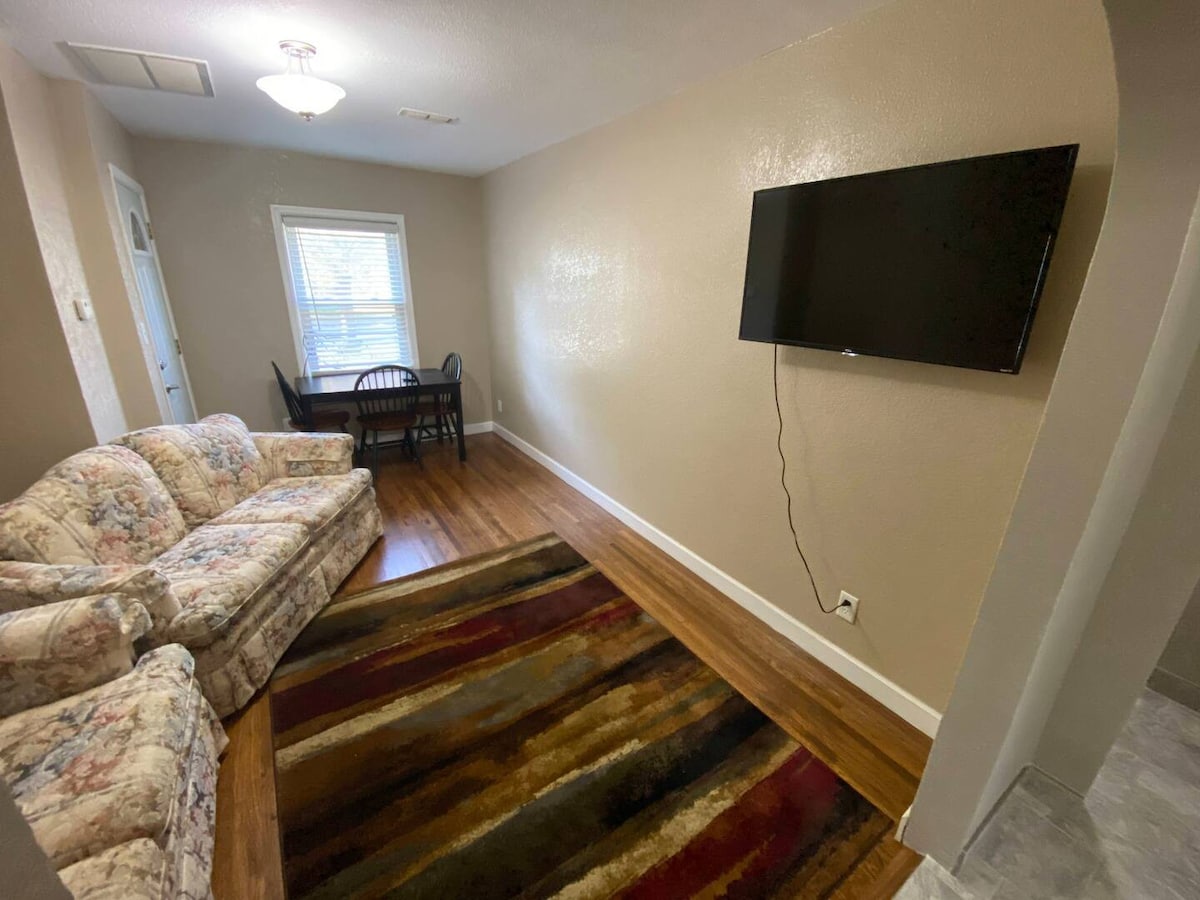 全新装修-干净简洁的公寓，带智能电视