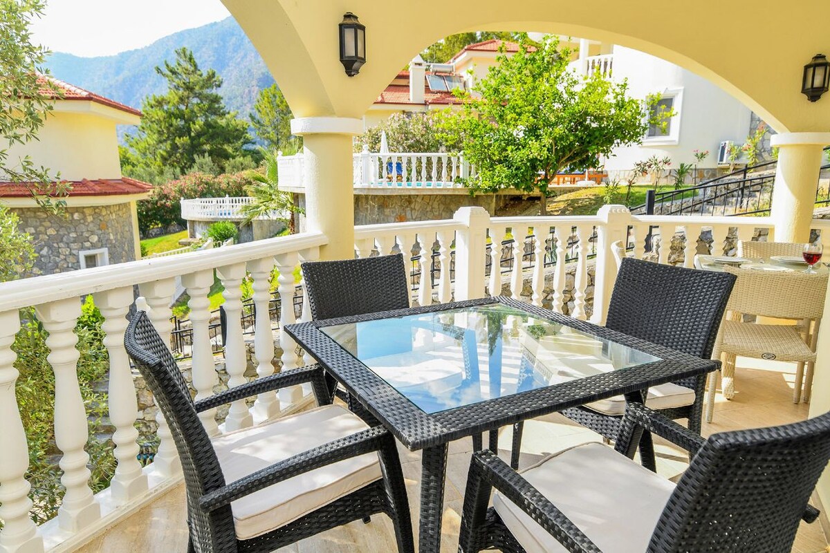 Modernly Designed 4BR Villa W/ Pool & Balcony