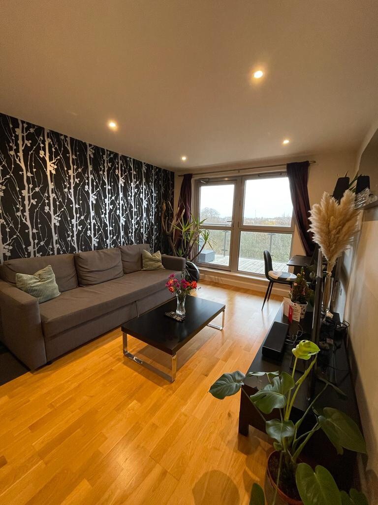 Spacious 1 Bed Flat with King Bed & Large Balcony