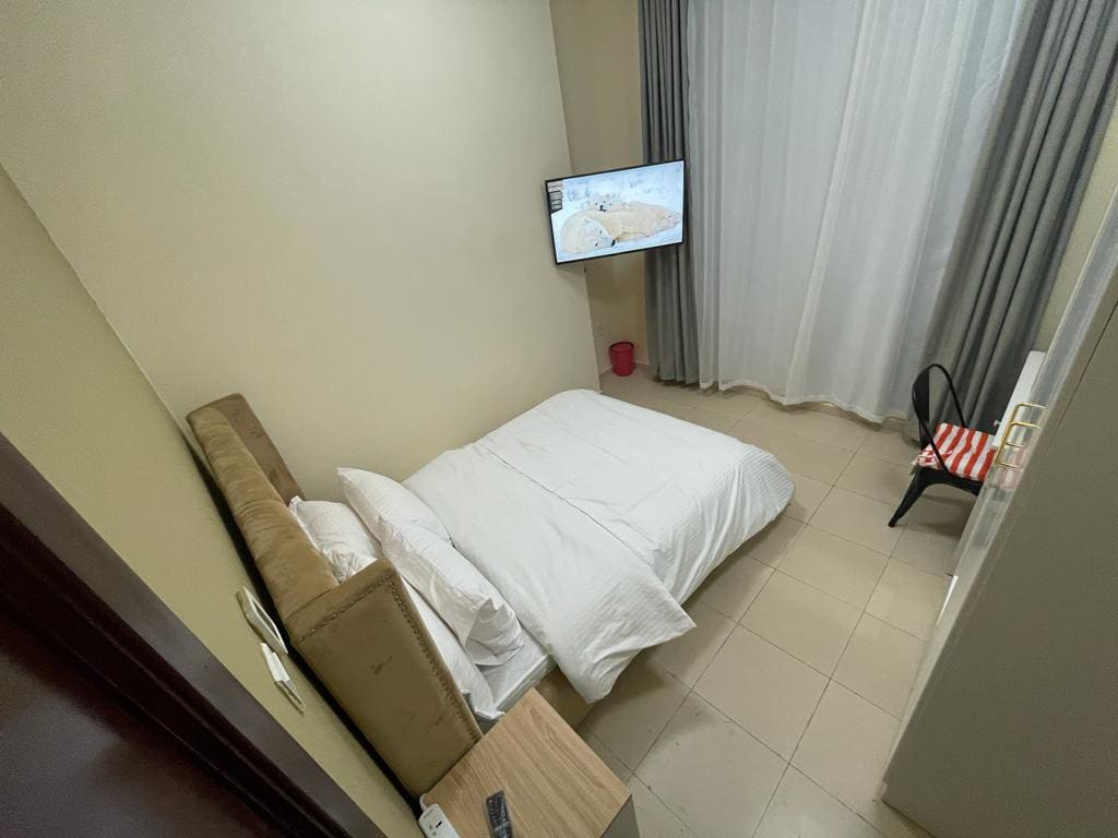 Ajman宽敞的房间（ 3BK公寓内）可供出租