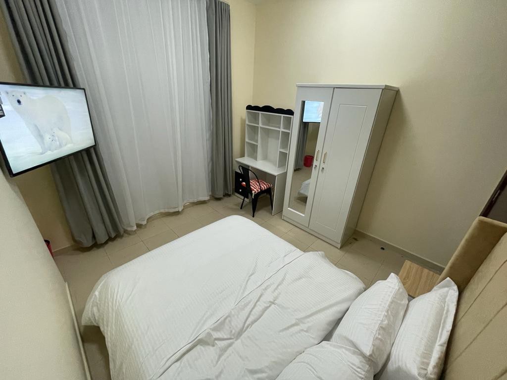 Ajman宽敞的房间（ 3BK公寓内）可供出租