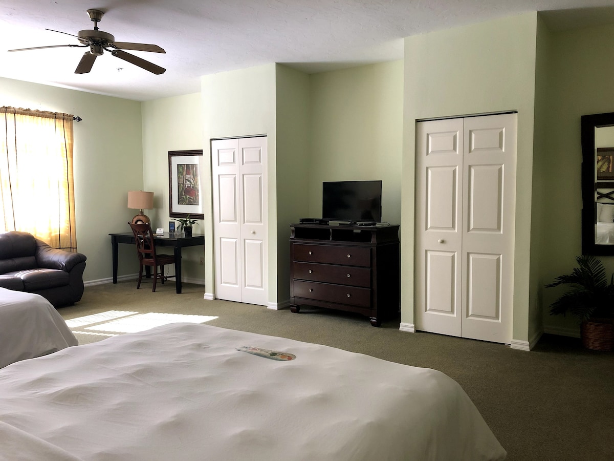 IMG单间公寓配备家具、厨房、2张床、独立卫生间