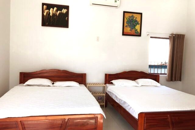 客房设有2张大床，距离海滩200米