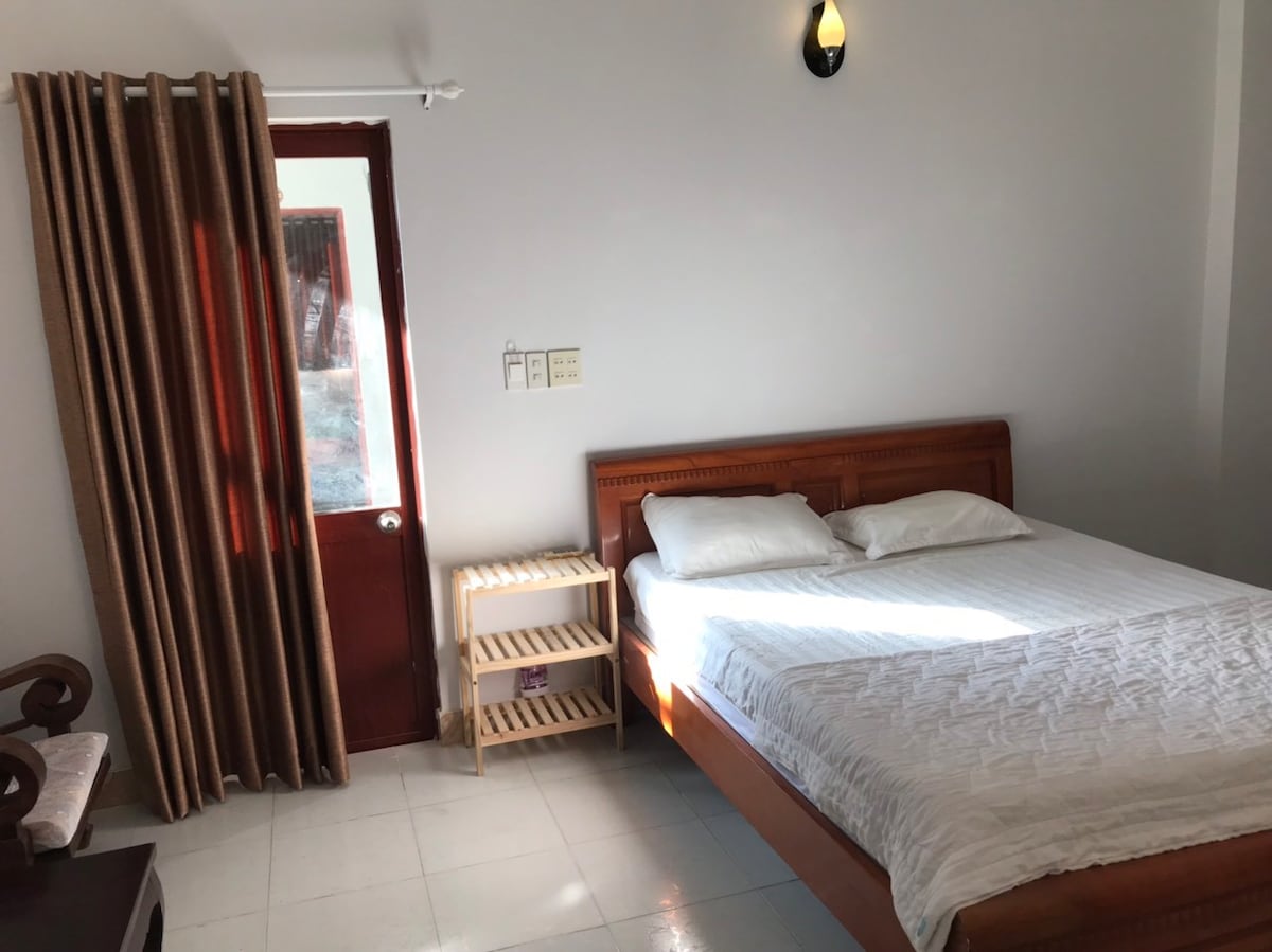 房间1间双人床，距离Ham Tien海滩200米