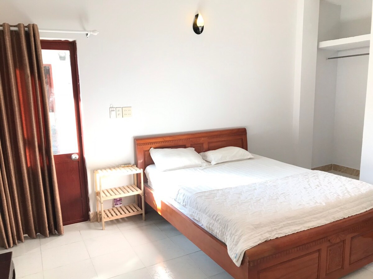 房间1间双人床，距离Ham Tien海滩200米