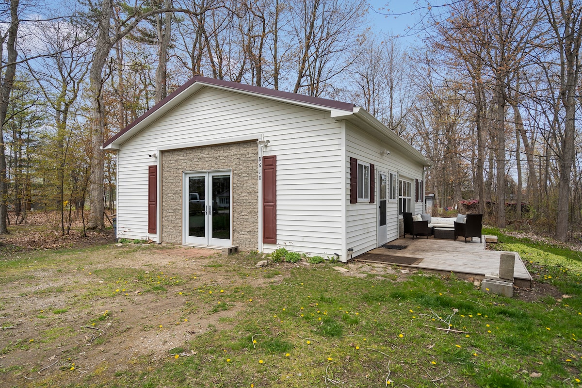 The Garage-Renovated Caseville Cabin-Beach