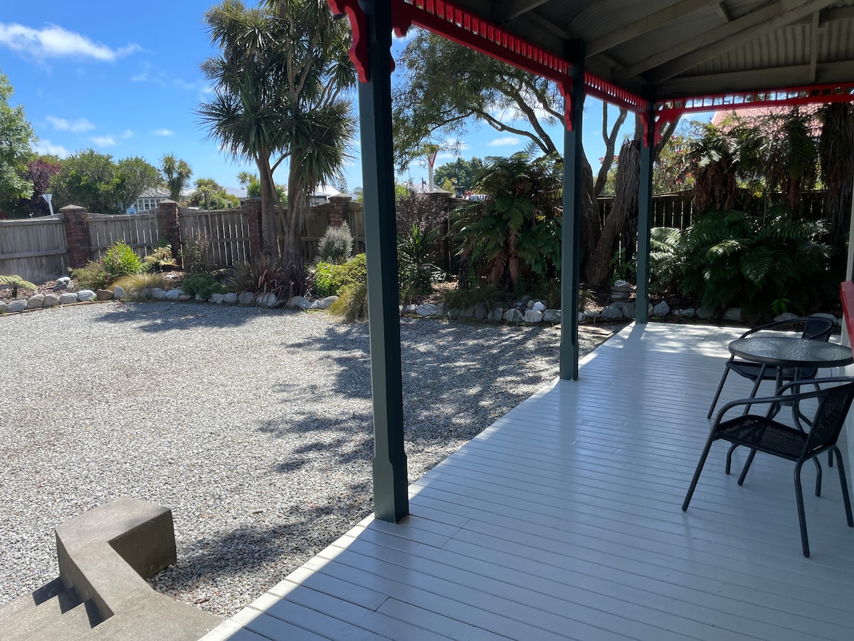 Villa Hokitika Kowhai Room