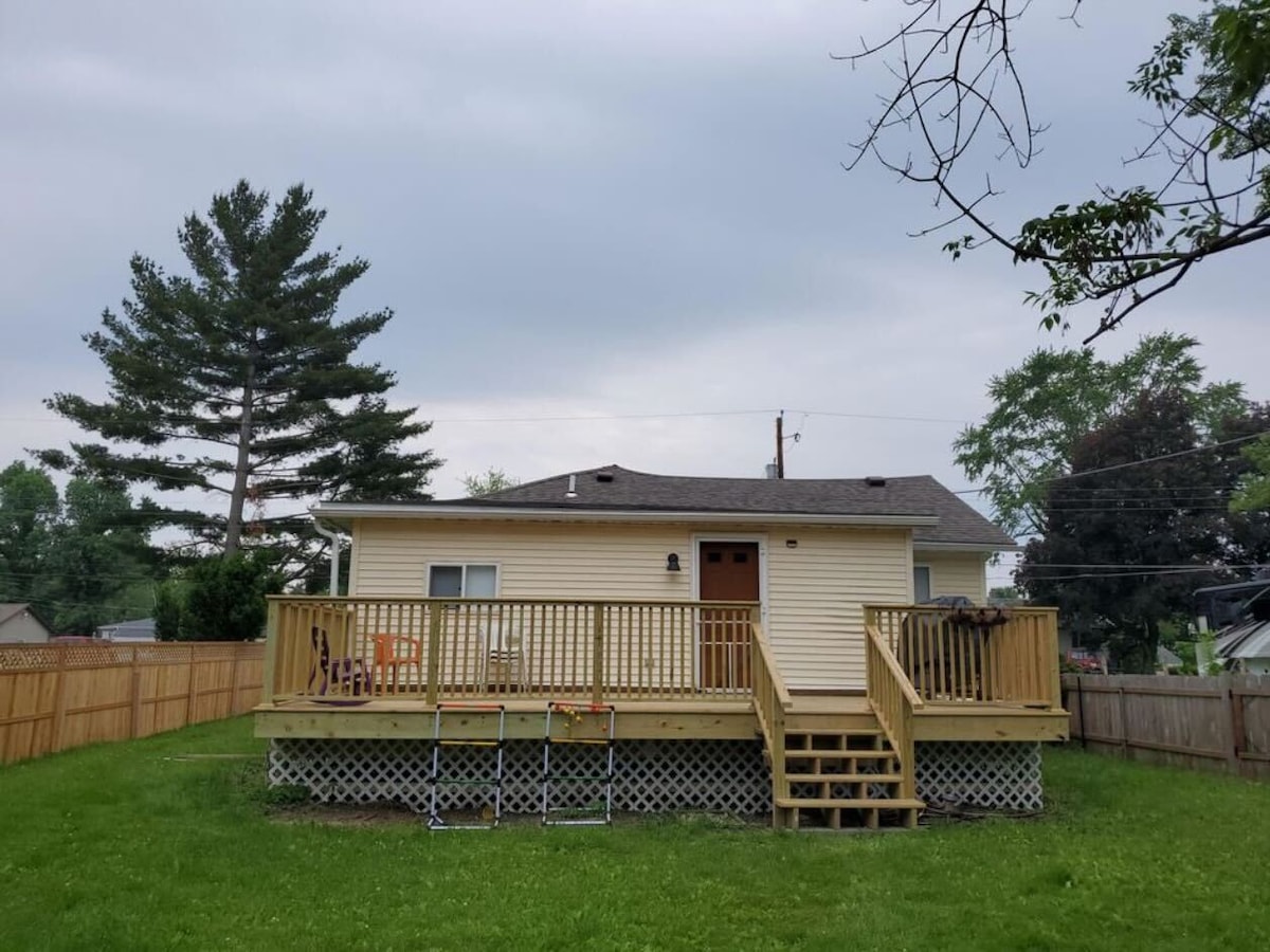 Cozy Cottage Near Paw Paw Lake