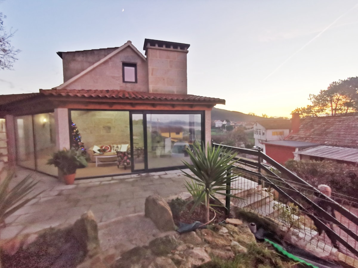 可俯瞰Vigo大海的乡村度假木屋。