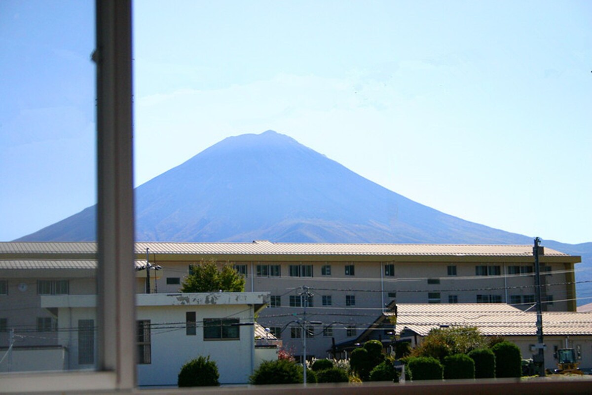 可以一边眺望富士山一边在怀旧建筑中度过悠闲时光的 35 号房